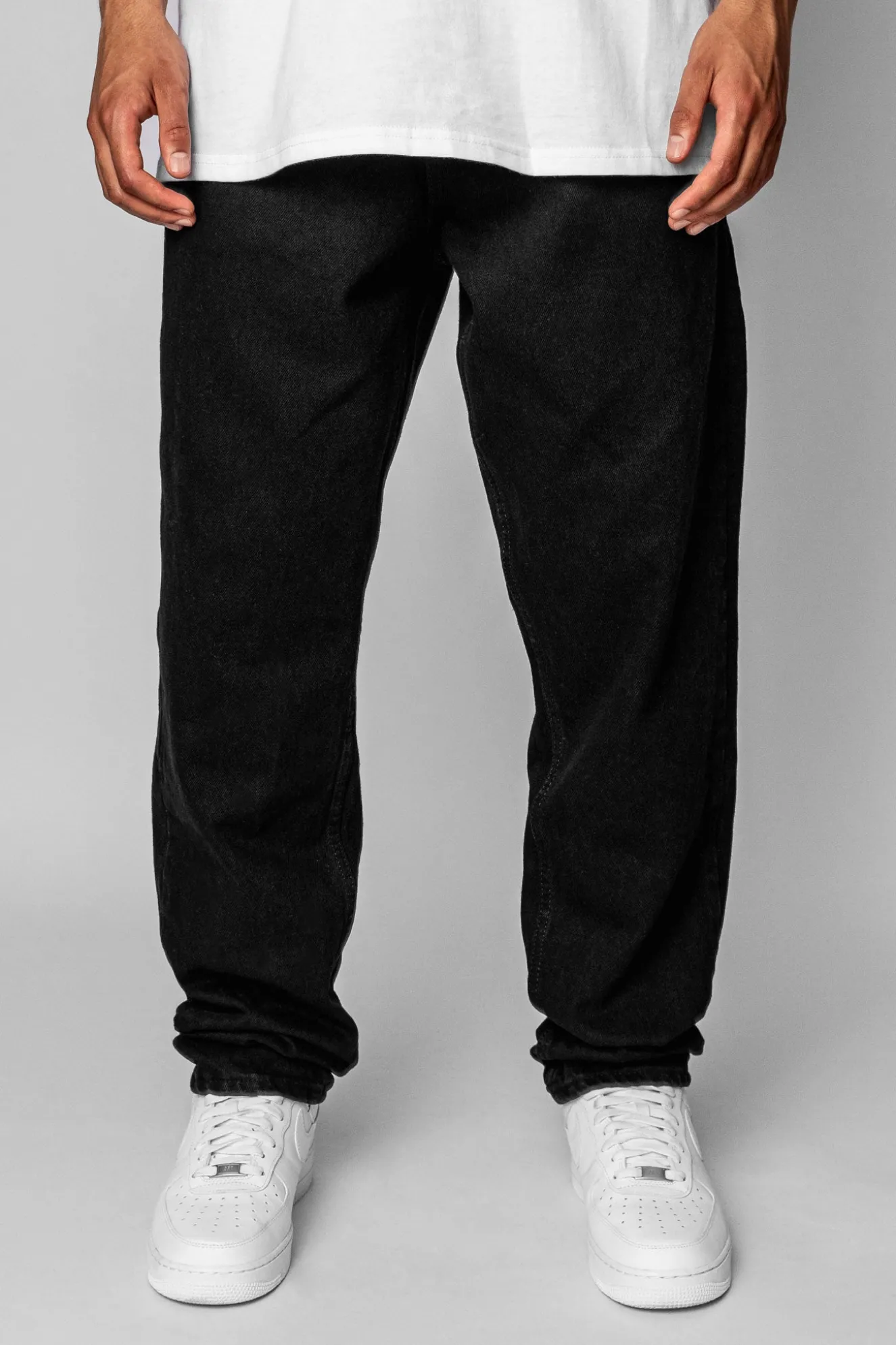 LOOSE FIT BLACK JEANS