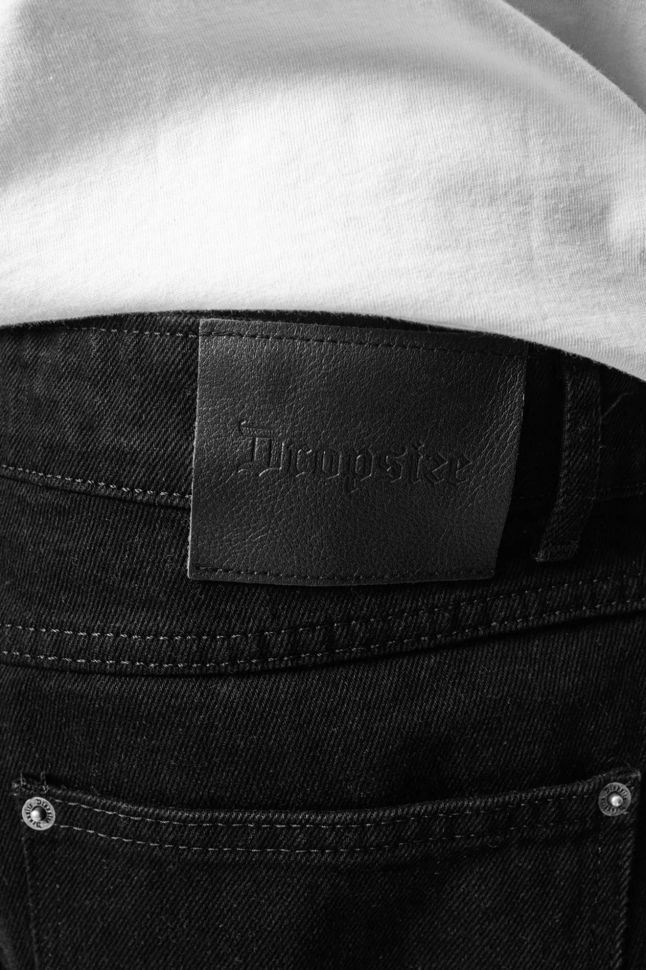 LOOSE FIT BLACK JEANS