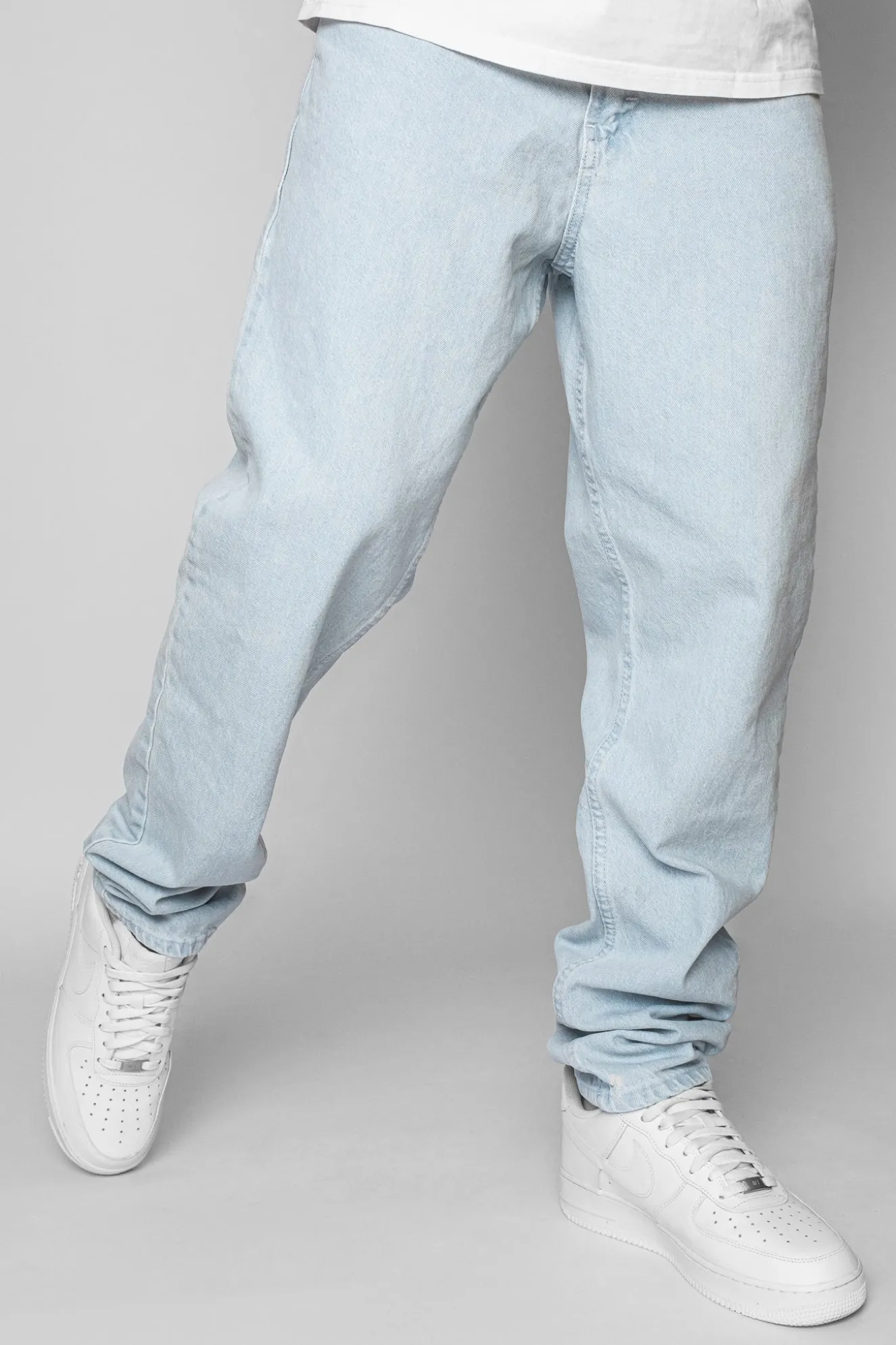 LOOSE FIT LIGHT BLUE JEANS