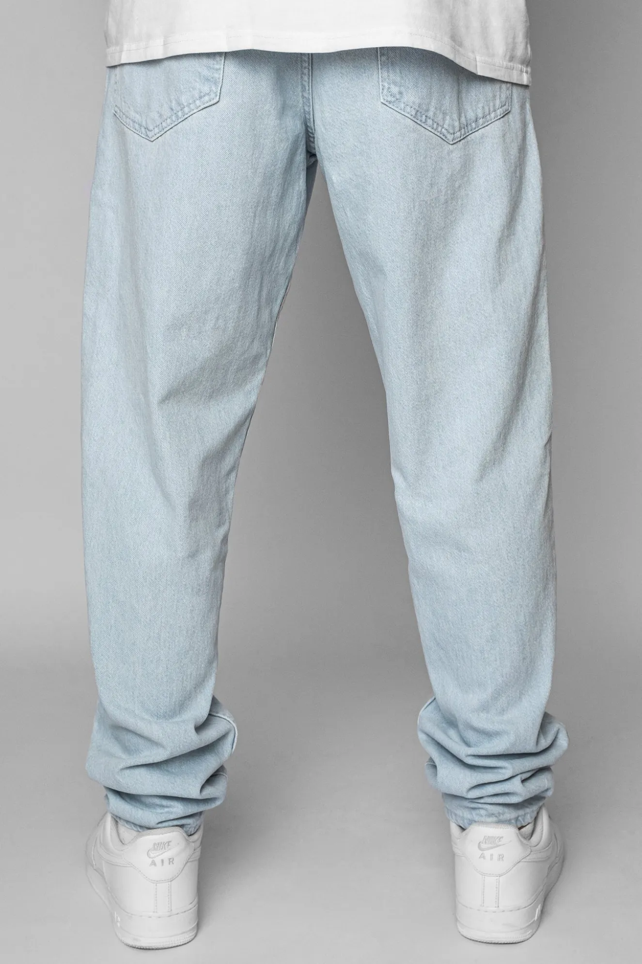 LOOSE FIT LIGHT BLUE JEANS